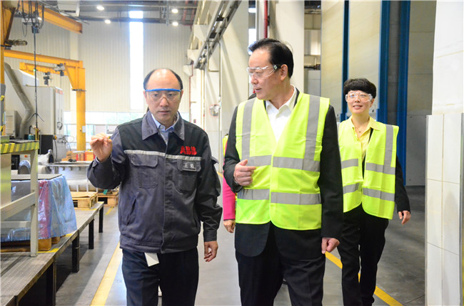重庆：大检察官深入企业了解检察机关服务企业发展情况